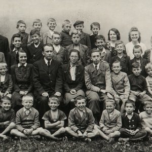Učitelé dobříšské jedenáctiletky se svými žáky (M. Olič–2. řada, 4. zprava)